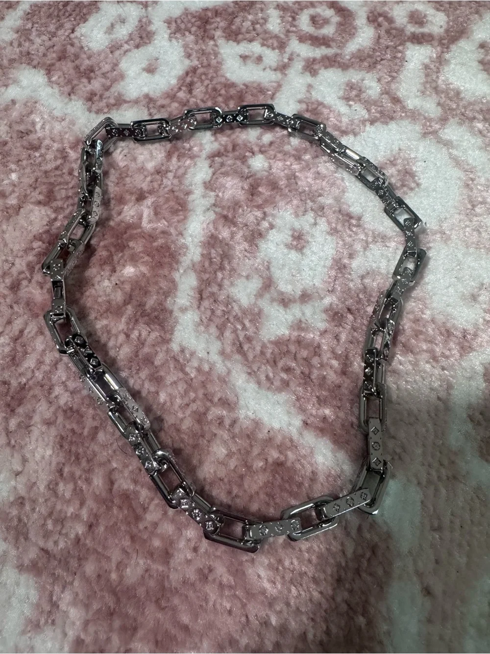Louis Vuitton elegant louis